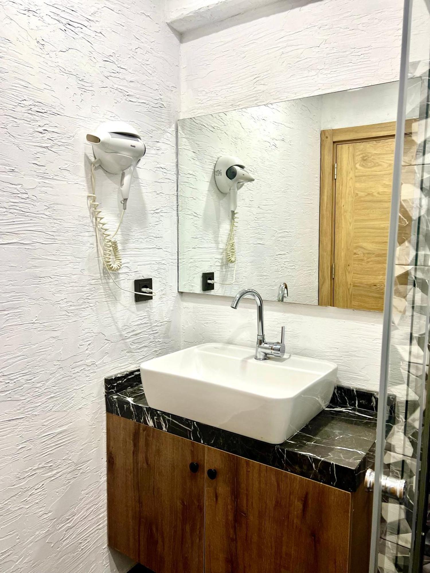 Besiktas Guest House Istanbul Bagian luar foto